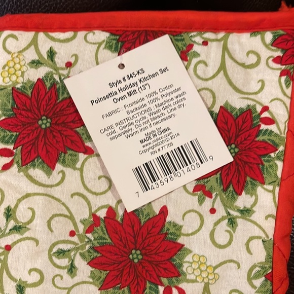 4 Pcs Poinsettia Christmas Decor, 2~Pot Holders & 1~Oven Mitts & 1~Placemat - Picture 4 of 5